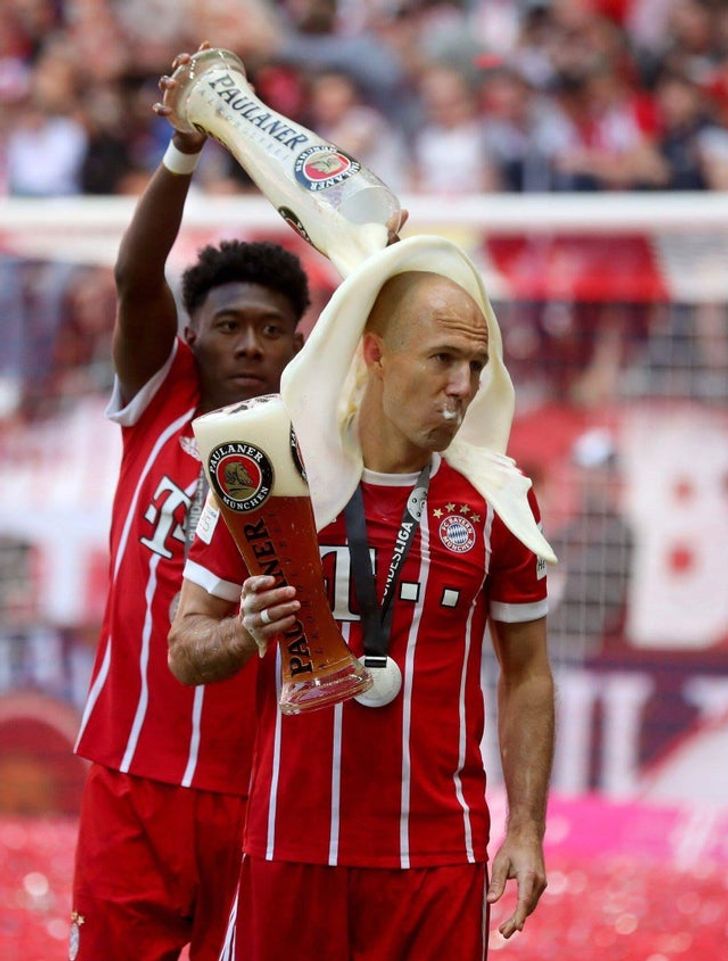 Schnappschüsse, die den perfekten Moment festhalten - Arjen Robben mit seiner prachtvollen Bierkapuze