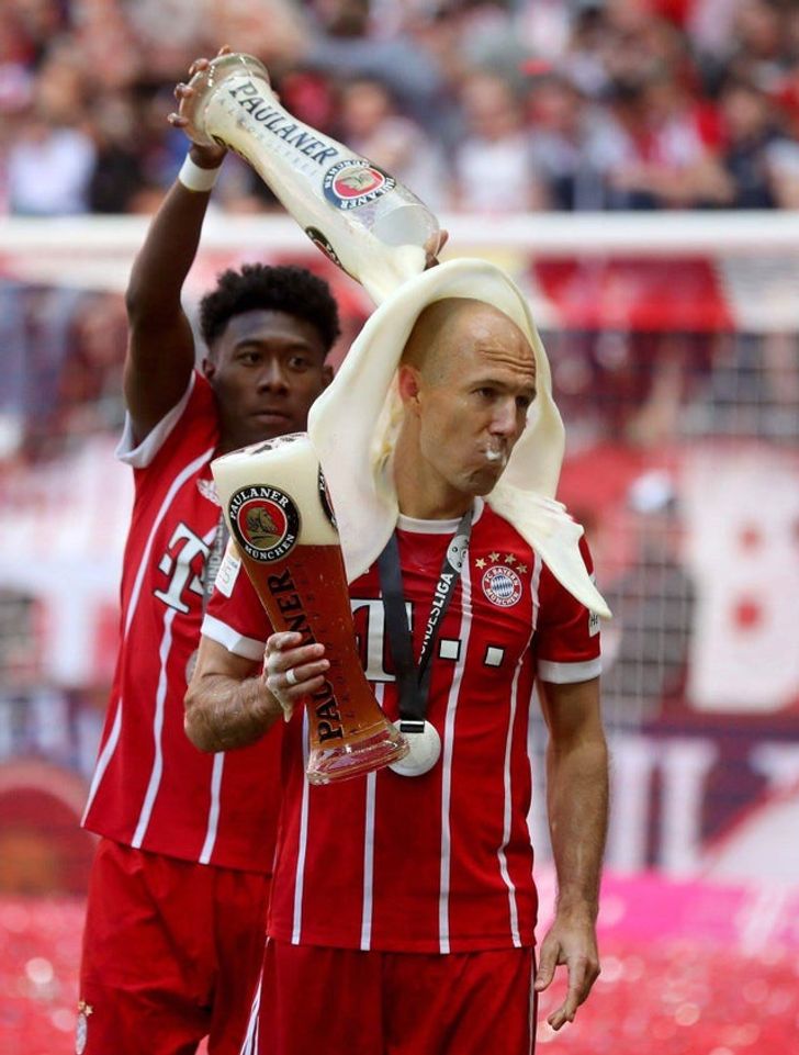 Fotos hechas en el momento perfecto - Arjen Robben con un magnífico sombrero hecho de cerveza