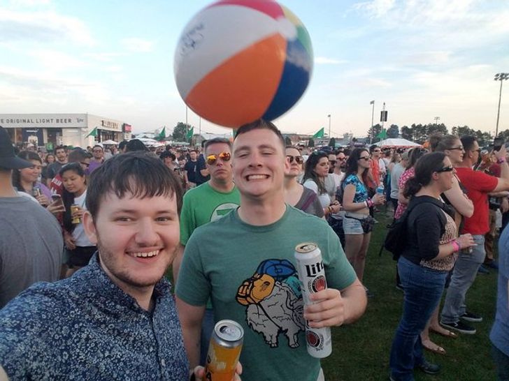 Fotos hechas en el momento perfecto - Cuando te haces un selfi molón en el festival, pero no sabes lo que se te viene encima