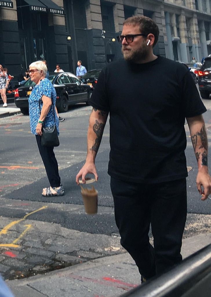 Photos prises au moment parfait - On dirait que Jonah Hill va faire tomber son café.