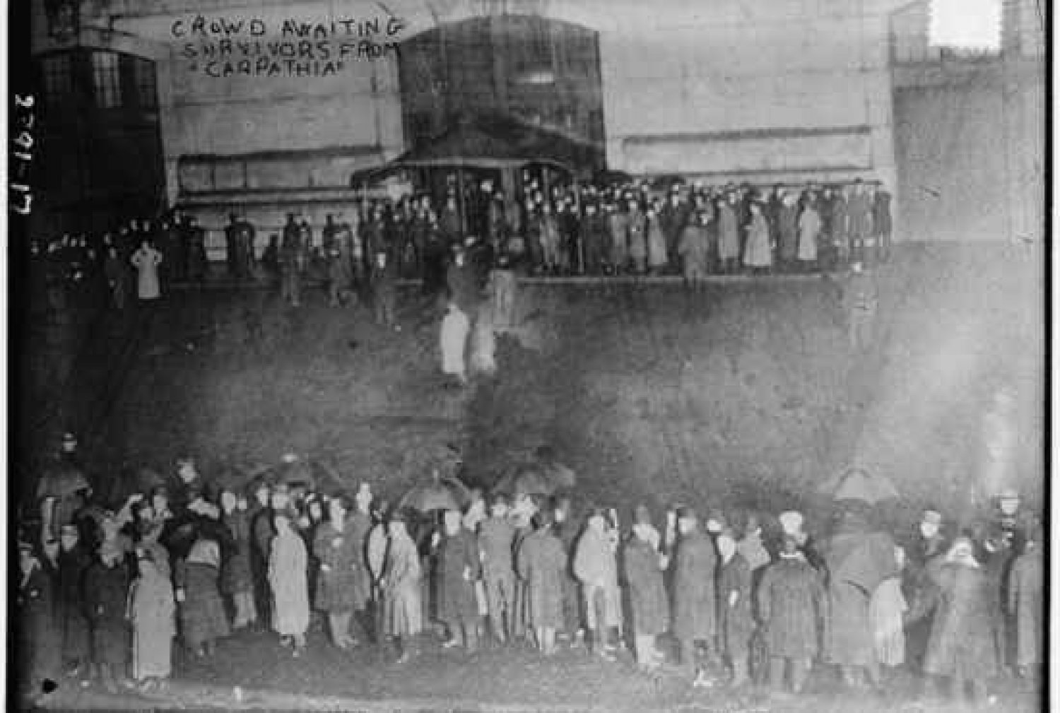 Titanic - Eine Menschenmenge wartet auf die Überlebenden