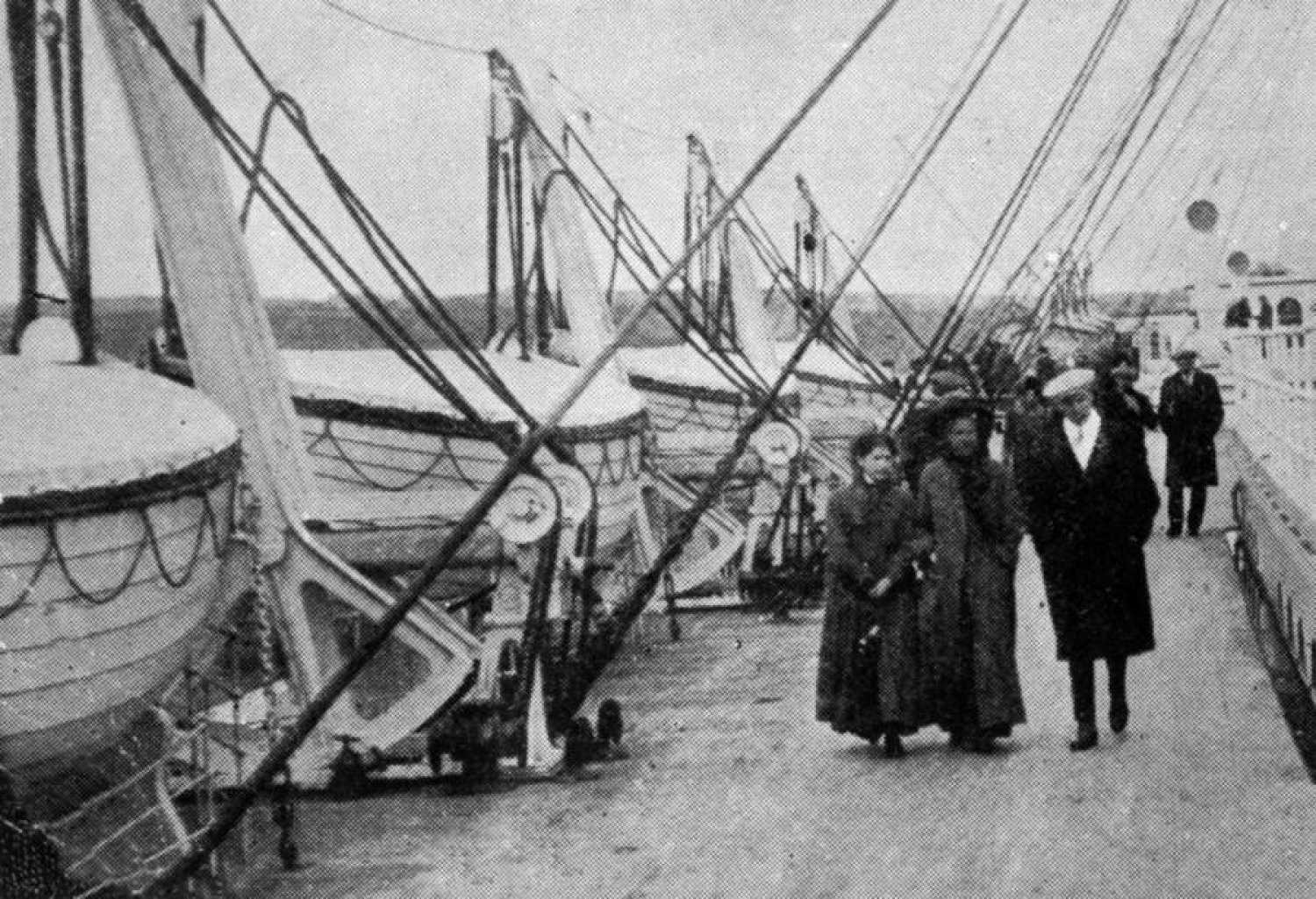 Titanic - Auf einer Brücke auf dem Schiff