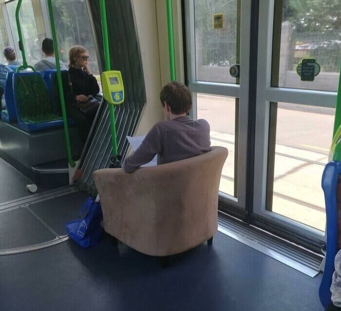 Einen Sitz während Hauptverkehrszeit ergattern